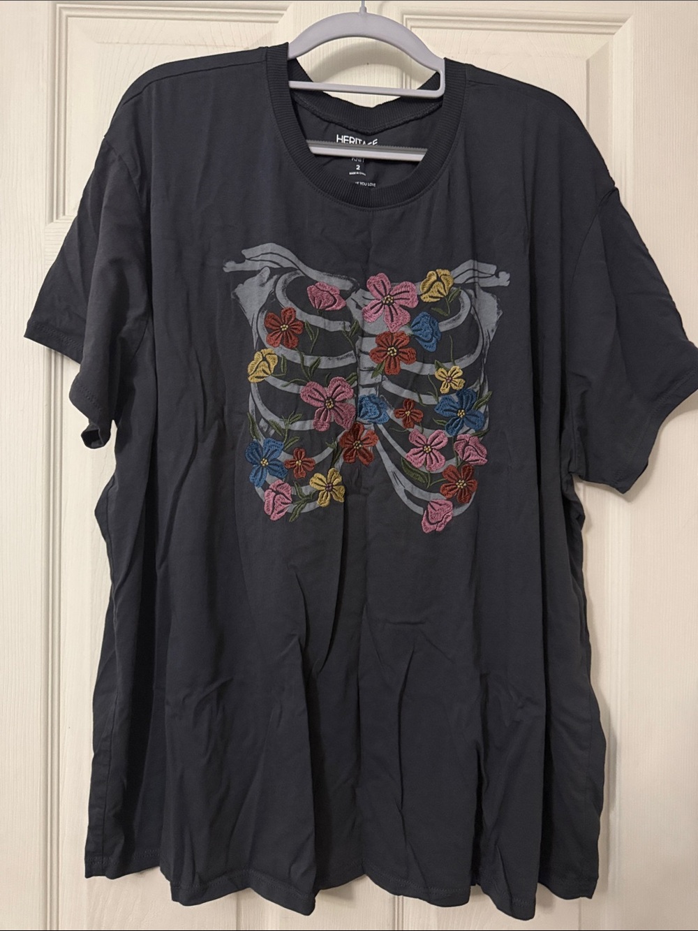 Torrid Dark Gray Short Sleeve Tee Embroidered Flowers on Ribcage Sz 2, 2X, 18-20